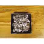   Fém szív akasztós ezüst hosszúkás csíkos mintás 2cm S/24db