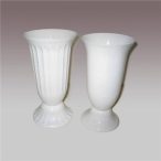 Váza műanyag talpas borás 20 cm - Fehér