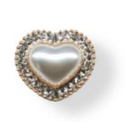   Strasszal kirakott bross szív alak 20x23 mm S/10 - Fehér/Ezüst/Arany
