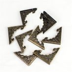 Fém sarokvédő elem + szögek 4x4x0,4 cm - 8 db/csomag