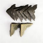 Fém sarkokvédő + szögek 4,5x4,5x1,3 cm- 8db/cs