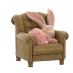 Nyúl pizsamában fotelben alvó 13cm poly