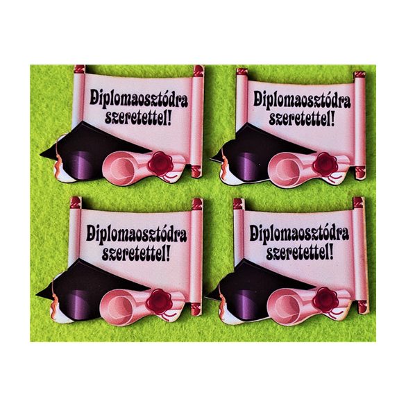 Nyomtatott fa tábla "Diplomaosztódra szeretettel" felirattal ,ballagási sapkával és pergamenttel 4db/csomag 8x10 cm